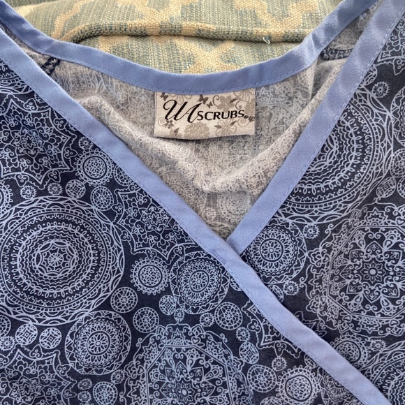 matching scrub top & bottom - Picture 2 of 2